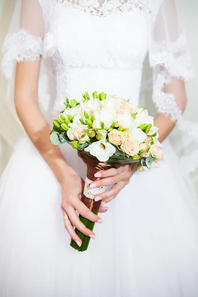 Hermoso ramo de boda en manos de la novia — Foto de Stock