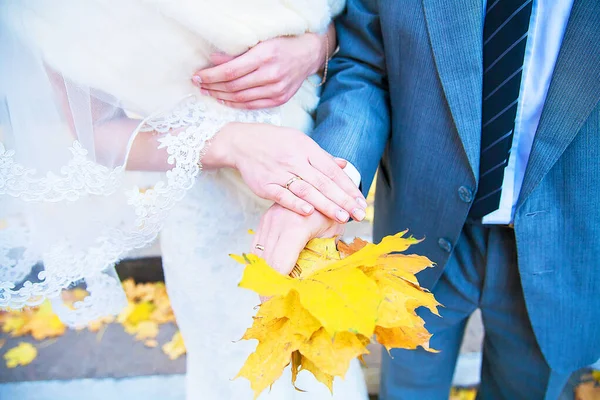 Manos de novia y novio espectáculo anillo —  Fotos de Stock