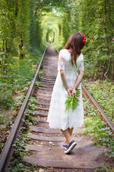Girl holding fern, tunnel of love — Stock Photo, Image