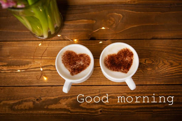 Twee Witte Kopjes Cappuccino Staan Een Oud Houten Dienblad Garland — Stockfoto