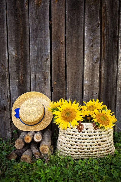 Des Grumes Chapeau Bouquet Tournesols Dans Sac Paille Sont Debout — Photo