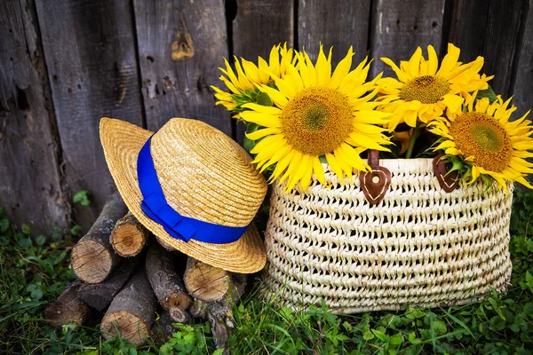 Des Grumes Chapeau Bouquet Tournesols Dans Sac Paille Tiennent Près — Photo