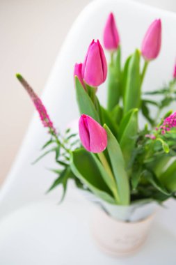 Güzel, parlak pembe laleler, yakın plan. Güzel bir buket, tatil, mutluluk, aşk, sürpriz Güzel bir sabah