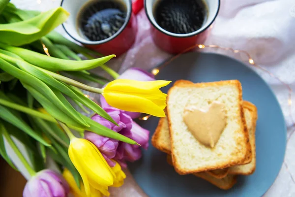 Υπέροχο Πρωινό Στο Κρεβάτι Μαύρος Καφές Φωτεινά Λουλούδια Τοστ Φυστικοβούτυρο — Φωτογραφία Αρχείου