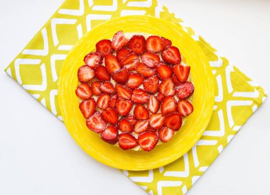 Sarı bir peçeteye güzel ve lezzetli çilekli kek standları.