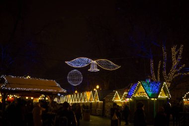 Kış güzel Noel pazarları. Gece Işıkları Lviv