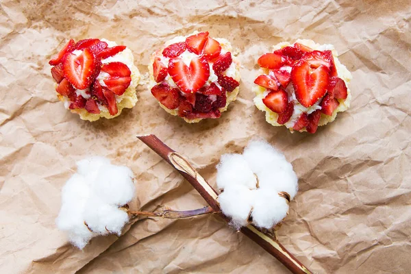 Schöne Cupcakes Mit Erdbeeren Zusammen Mit Einem Zweig Baumwolle Liegt — Stockfoto