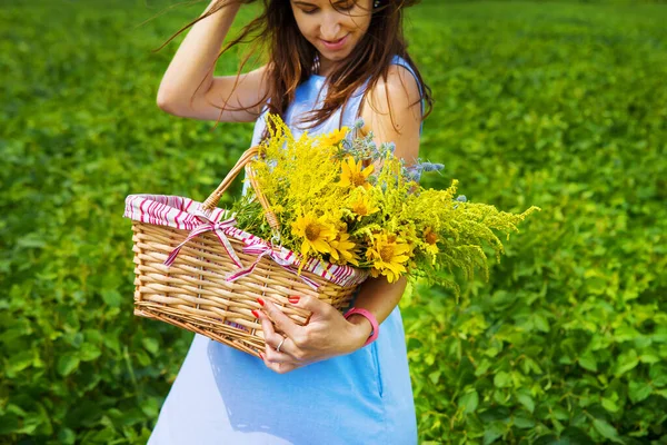 Dívka Modrém Prkně Drží Košík Žlutých Květin — Stock fotografie