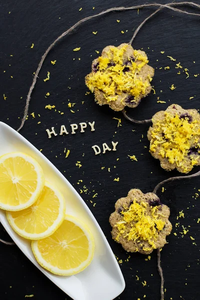 Cupcakes Limão Fundo Preto Inscrição Dia Feliz — Fotografia de Stock