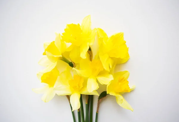 Ramo Amarillo Narcisos Acostados Sobre Una Mesa Blanca —  Fotos de Stock