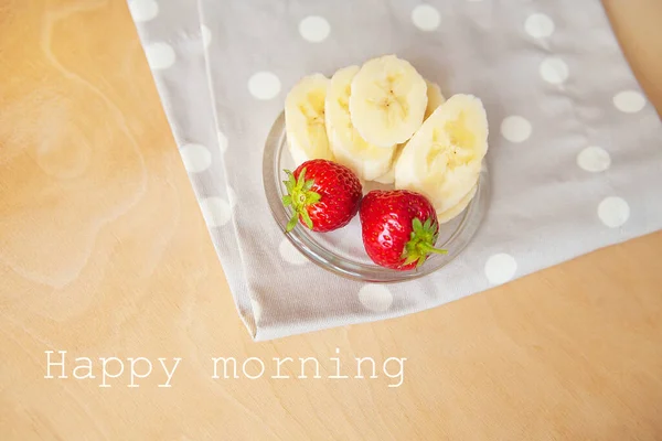 Aardbei Banaan Een Glazen Bord Een Houten Achtergrond Belettering Vrolijke — Stockfoto