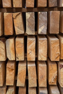 Yol onarım alanında yeni ahşap kalaslar inşa ediyorlar. Tamir süreci. Yakın plan.