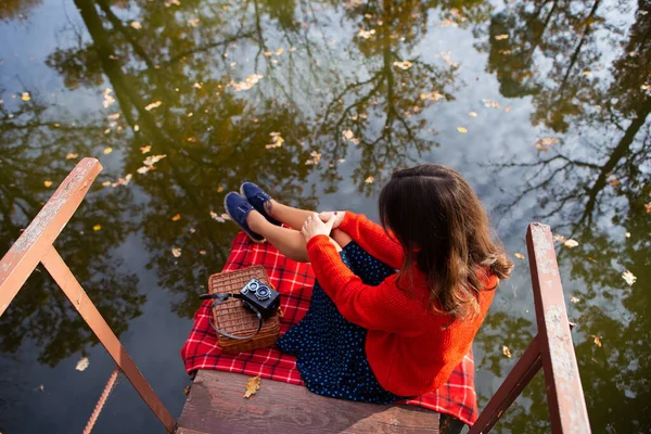 Una Giovane Donna Siede Con Schiena Sul Ponte Vicino Lago — Foto Stock