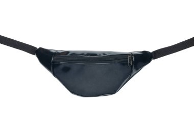 Beyaz arka planda izole edilmiş siyah renkli kemer çantası. Yakın plan..