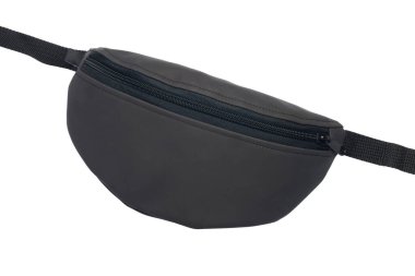 Beyaz arka planda siyah kuşak çantası var. Yakın plan..