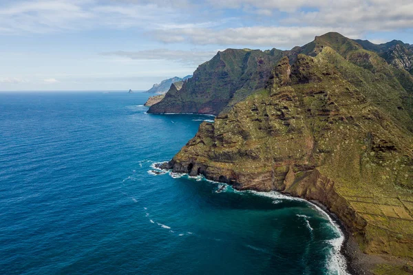 Bay ve costline ile doğal kayalıklarla için güzel havadan görünümü