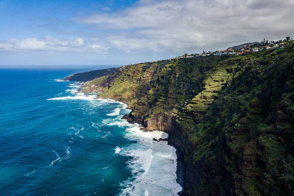 Bay ve costline ile doğal kayalıklarla için güzel havadan görünümü