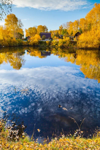 Sonbahar göle yansımalar