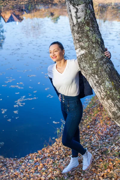 Sonbahar Gölü kıyısında huş kıza