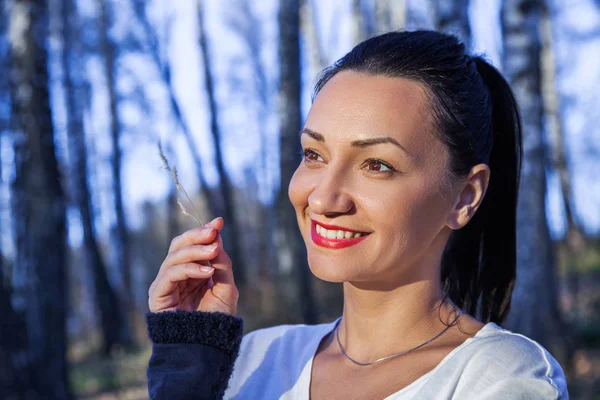 Sonbahar ormandaki güzel kız rüya