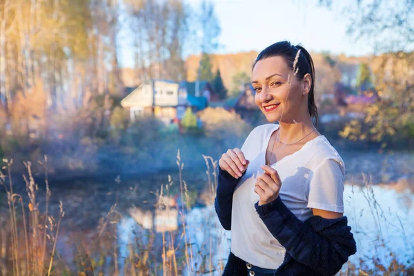 Sonbahar ormandaki güzel kız rüya