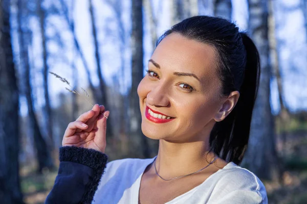 Sonbahar ormandaki güzel kız rüya