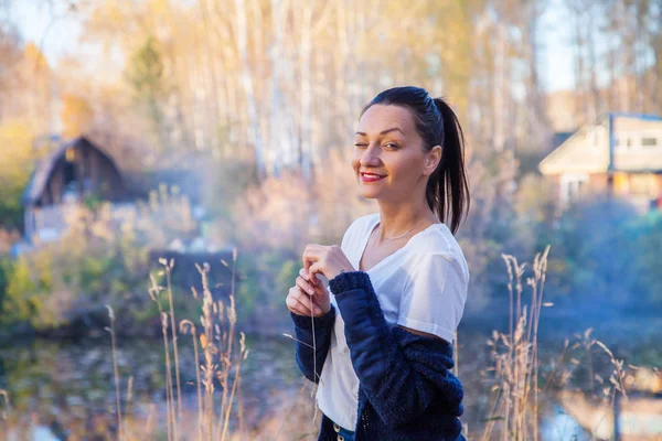 Sonbahar ormandaki güzel kız rüya