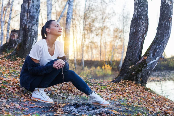 kız sonbahar ormanın kıyısında