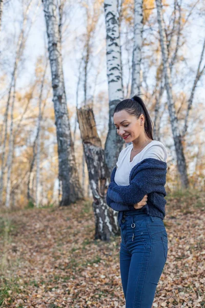 Sonbahar Gölü kıyısında huş kıza