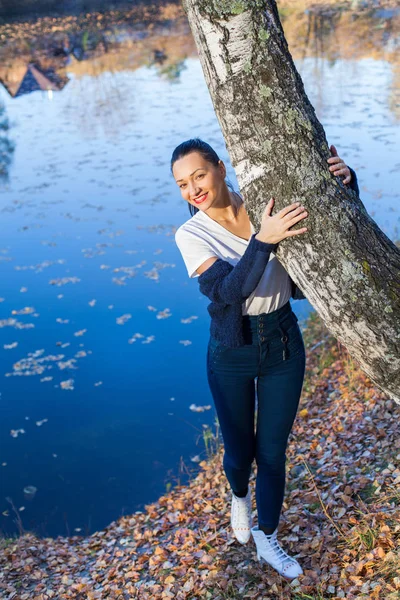 Sonbahar Gölü kıyısında huş kıza