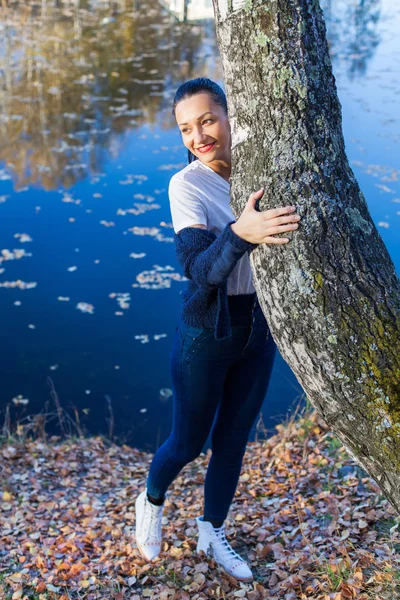 Sonbahar Gölü kıyısında huş kıza