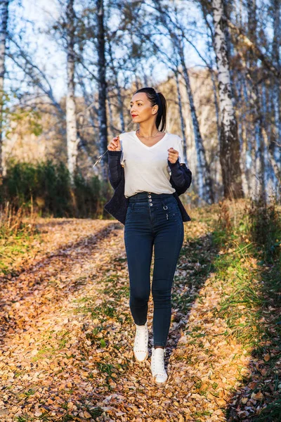 Sonbahar ormanda yürüyen kız