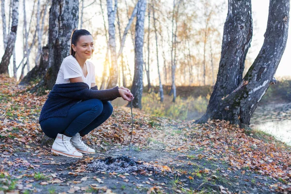 kız sonbahar ormanın kıyısında