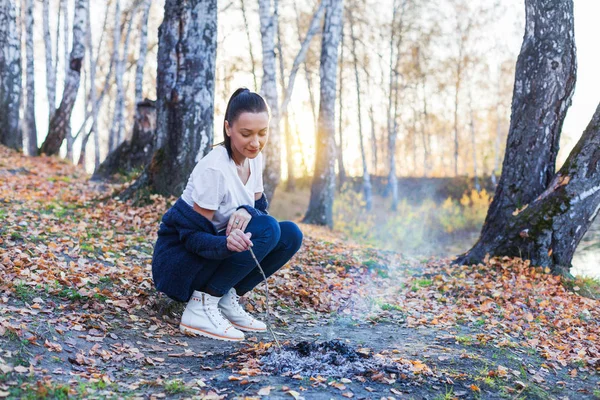 kız sonbahar ormanın kıyısında