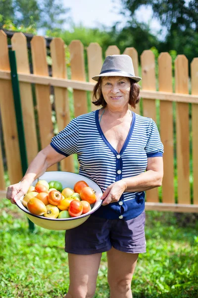 kadın whith domates