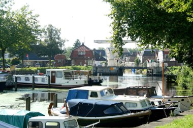 Hollanda, Hollanda, Hollanda, Utrecht, Woerden, kanalda demirleme Haziran 2016:Cruisers