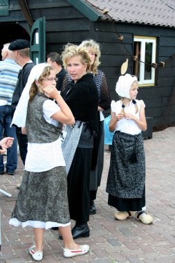 Hollanda, Hollanda, Flamanca, Kuzey Brabant, Woudrichem, olabilir, Woudrichem sokaklarında yıllık fuar sırasında giyinmiş 2016:Children