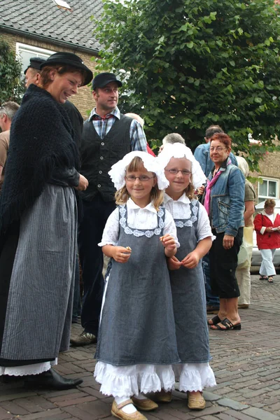 Hollanda, Hollanda, Flamanca, Kuzey Brabant, Woudrichem, olabilir, Woudrichem sokaklarında yıllık fuar sırasında giyinmiş 2016:Children