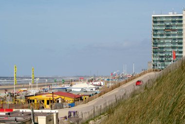 Hollanda, Hollanda, Flamanca, Kuzey Hollanda, Zandvoort, Mayıs 2016: terk edilmiş teraslar üzerinde boş bir plaj