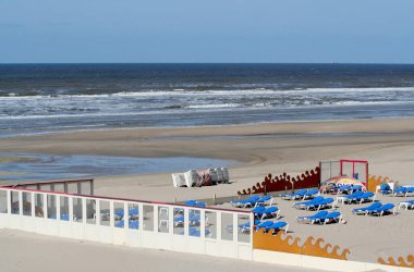 Hollanda, Hollanda, Flamanca, Kuzey Hollanda, Zandvoort, Mayıs 2016: terk edilmiş teraslar üzerinde boş bir plaj