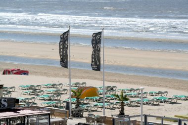 Hollanda, Hollanda, Flamanca, Kuzey Hollanda, Zandvoort, Mayıs 2016: terk edilmiş teraslar üzerinde boş bir plaj