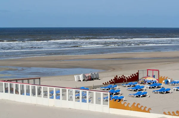 Hollanda, Hollanda, Flamanca, Kuzey Hollanda, Zandvoort, Mayıs 2016: terk edilmiş teraslar üzerinde boş bir plaj