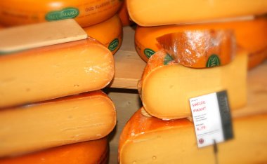 Hollanda, Kuzey Hollanda, Duch, Haziran 2016: Alkmaar bir dükkanda özgün Hollanda peynir