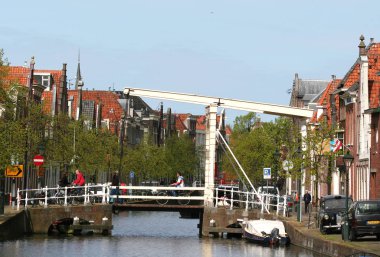 Alkmaar kentinin merkezinde köprü çiz