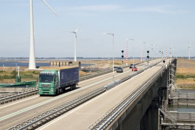 Hollanda, Hollanda, Flamanca, Zeeland, Philipsdam, krammersluizen üzerinde köprü için Temmuz 2018:Traffic ışıklar