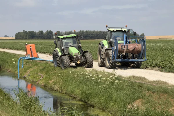 Holandia Holland Holenderski Zeeland Lipiec 2018 Farmers Pracy Nawadniania Pola — Zdjęcie stockowe