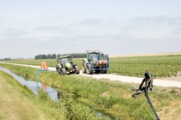 Holandia Holland Holenderski Zeeland Lipiec 2018 Farmers Pracy Nawadniania Pola — Zdjęcie stockowe