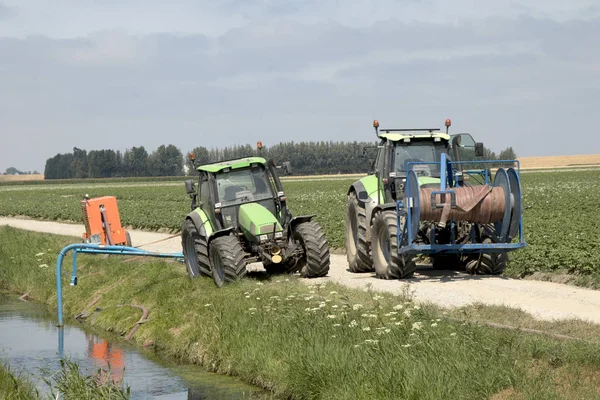 Holandia Holland Holenderski Zeeland Lipiec 2018 Farmers Pracy Nawadniania Pola — Zdjęcie stockowe