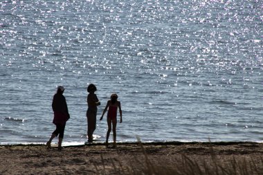 Hollanda, Hollanda, Flamanca, Zeeland Schouwen-duiveland, Ouwerkerk, Nieuwendijk, Temmuz 2018:people sahilde dalgaların yansıması
