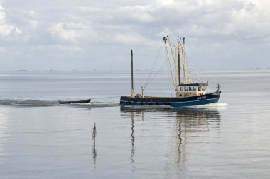 Sakin peacfull Ijsslemeer Aflsluitdijk boyunca Hollanda, Friesland, Afsluitdijk, 2018:Fishing tekne ağlar, Boşalma Temmuz yerleştirilir
